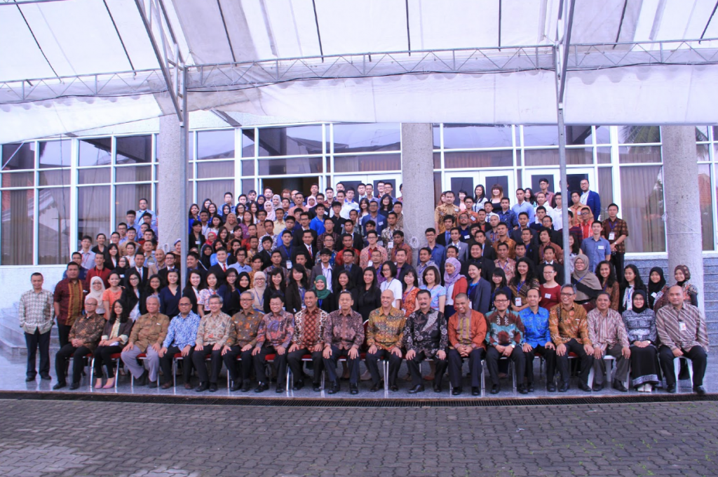 Delegasi, Pembicara, dan Tamu Undangan Berfoto Bersama (Foto Dokumentasi Panitia)