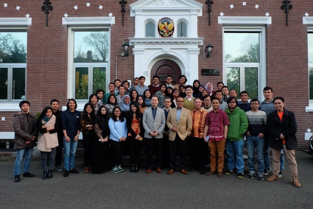 Peserta Simposium PPI Amerop bersama Duta Besar RI, DCM, dan staf KBRI Den Haag