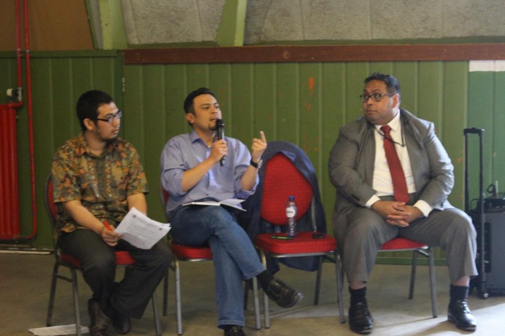 Seminar oleh Ary Ardyansyah Samsura, Ph.D (Post-doc Department of Spatial Planning, Radboud University Nijmegen) (tengah) dan Ebed Litaay (Ketua Indonesian Diaspora Network) (kanan)