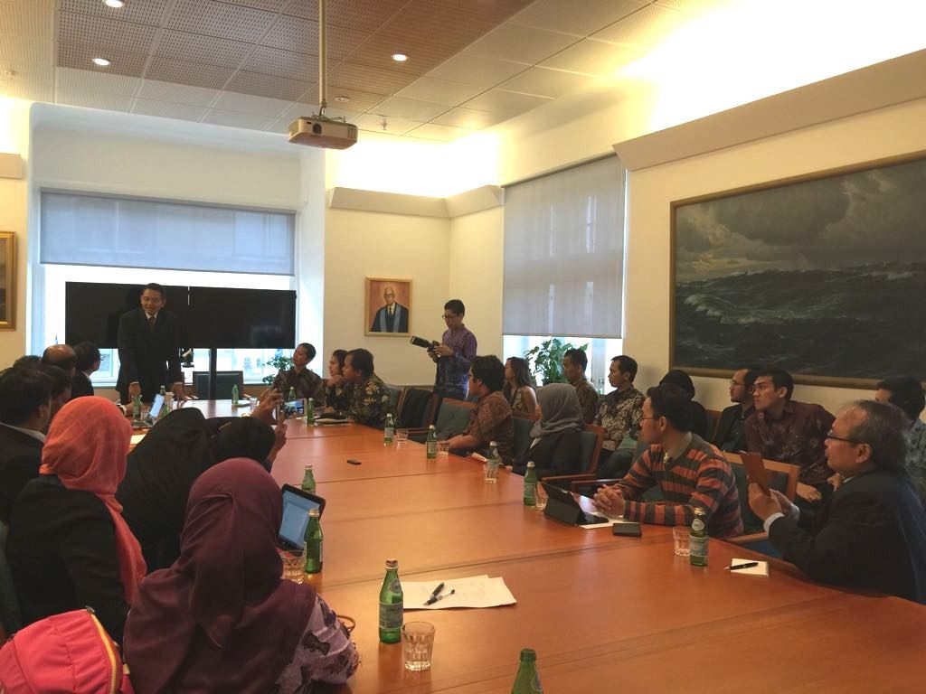 Duta Besar Bagas Hapsoro membuka diskusi bersama mahasiswa Indonesia