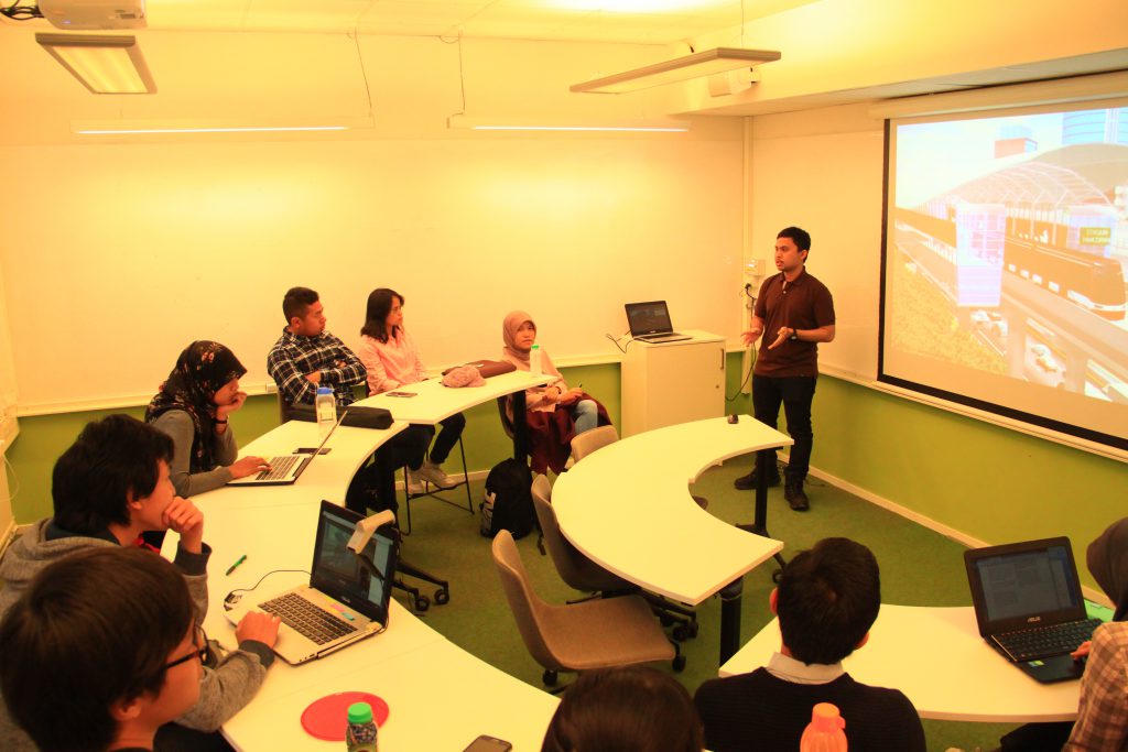 Martin memberikan materi