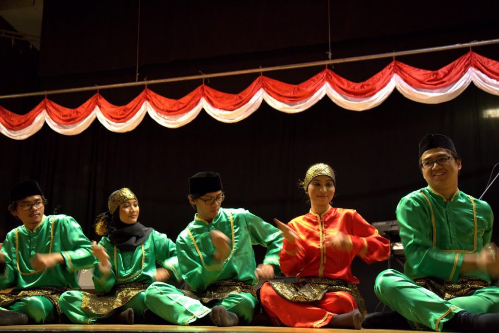 Pelajar Indonesia di Göteborg sedang beraksi. Dokumentasi KBRI