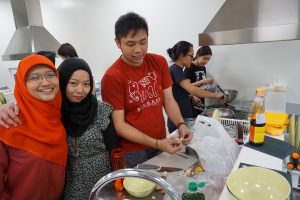 memasak bersama di common kitchen
