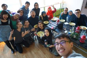 meskipun sedang makan tapi tetap harus foto-foto :p