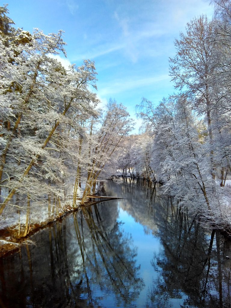 Sungai dan langit biru