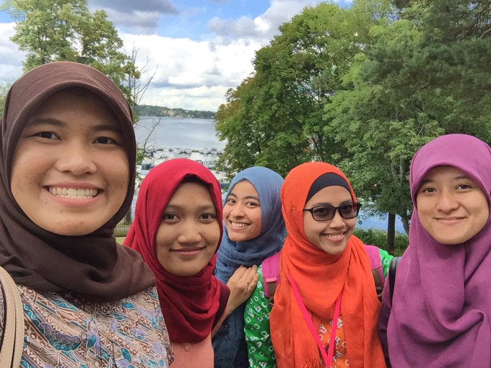Kiki (kiri) bersama teman-teman di Stockholm