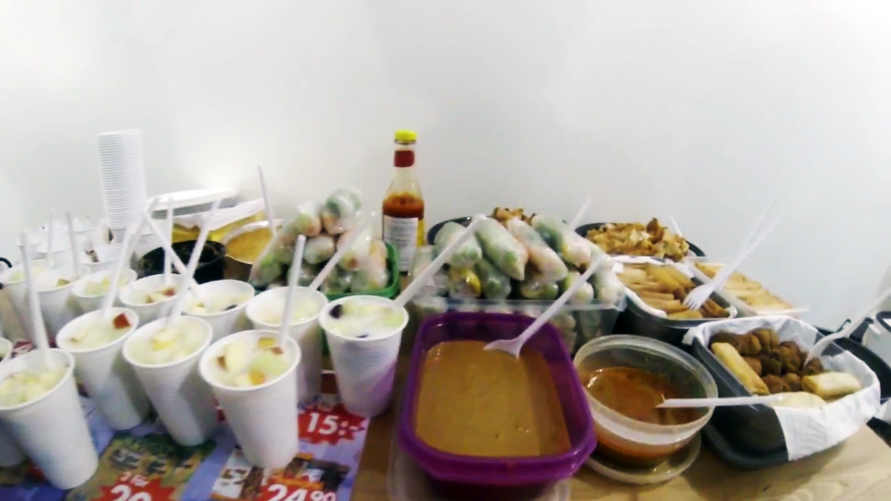 Aneka makanan yang disiapkan para mahasiswa