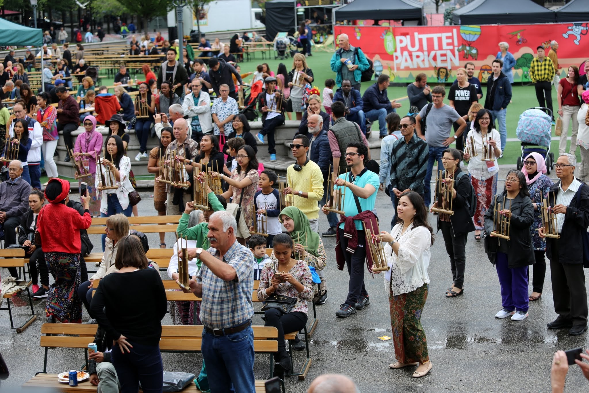 Penonton belajar angklung. Foto KBRI Stockholm/Ignasius Hari