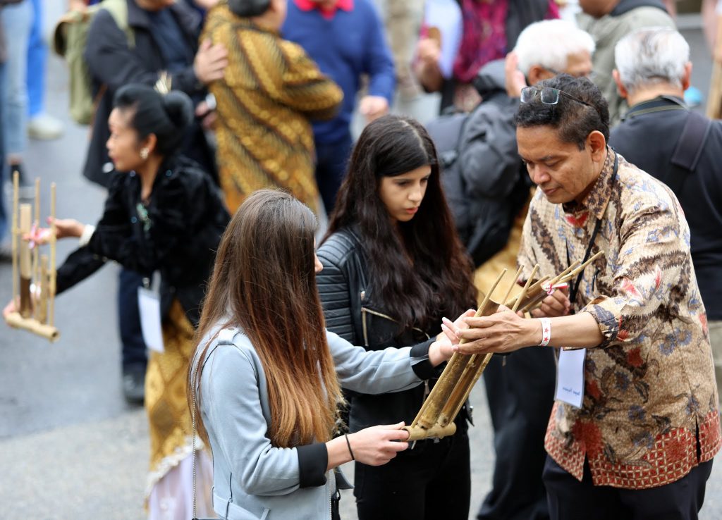 Bapak duta besar Bagas Hapsoro membagikan angklung. Foto KBRI Stockholm/Ignasius Hari