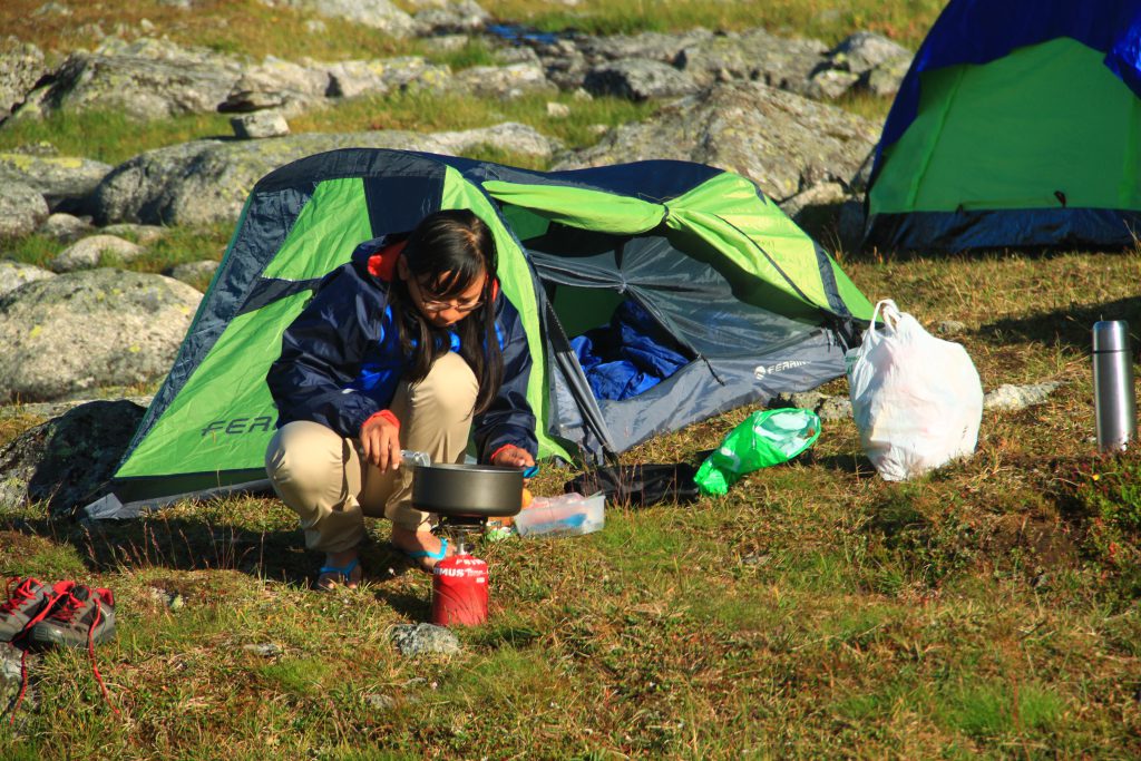 Ela menyiapkan makanan