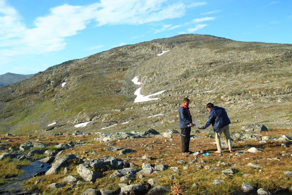 Mencuci piring bersama