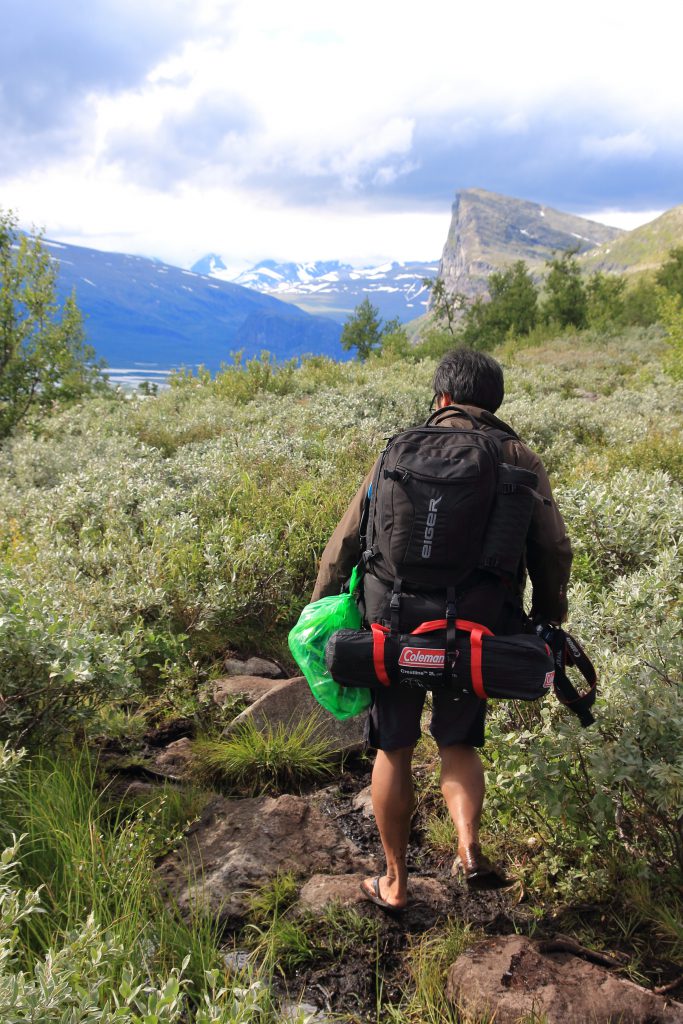 Jalan berlumpur, untung pakai sandal