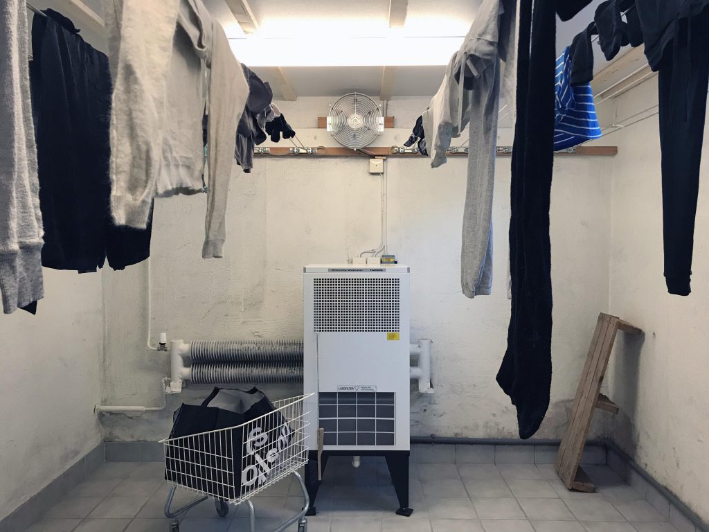 Mesing pengering di ruang pengering baju